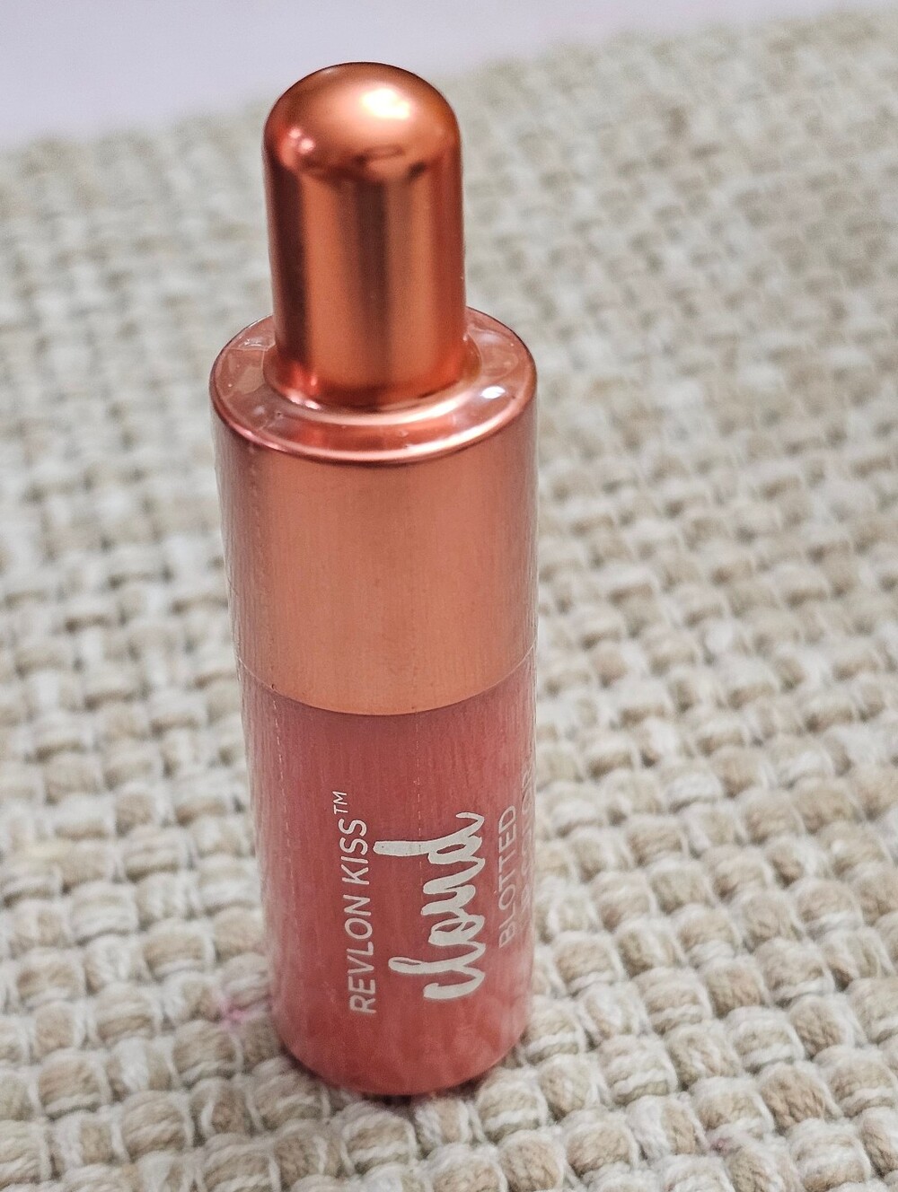 Revlon Kiss Cloud Blotted Lip Tint -007 Fluffy Coral New Sealed Pkg